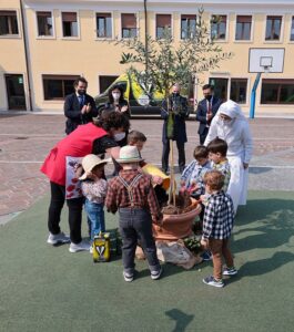 Bambini dell'istituto Gresner di Verona che piantano un olivo di Redoro
